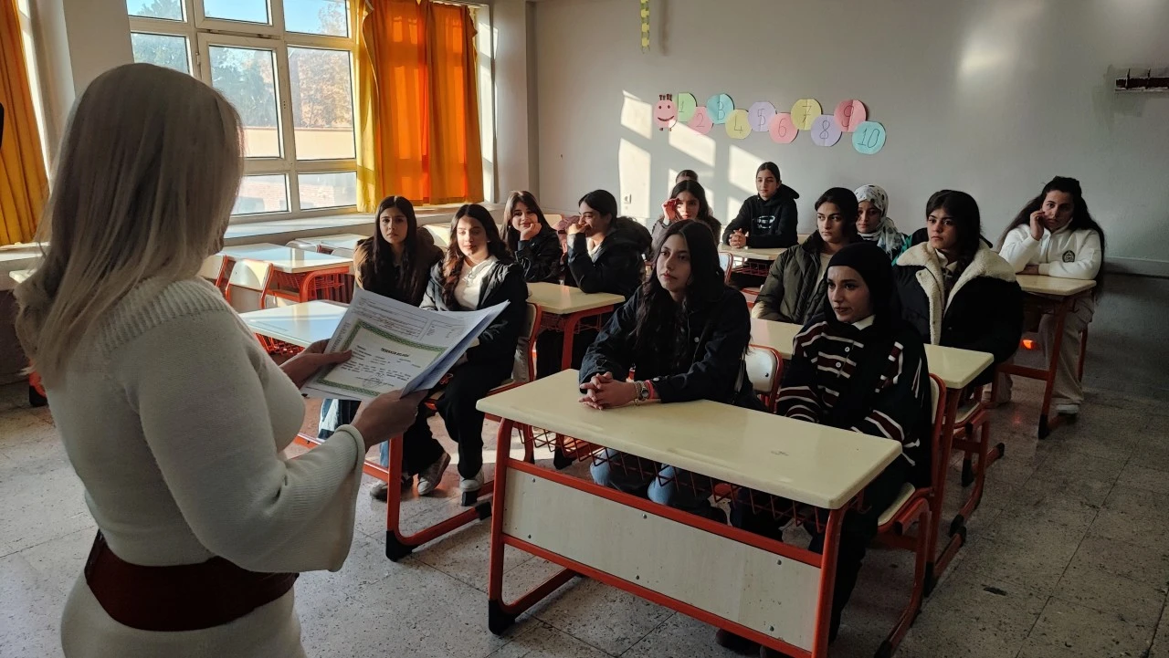 Milyonluk Bağış&ccedil;ı &Ouml;ğretmen 'Psikoz' &Ccedil;ıkmadı! İlk İşi &Ouml;ğrencilerine Koşmak Oldu