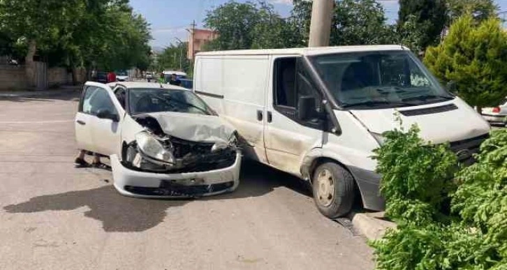 Minibüs ile otomobil çarpıştı: 1 yaralı