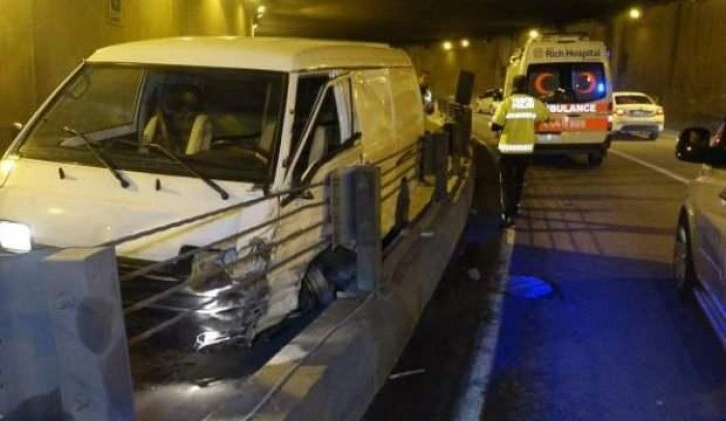 Minibüsün camından fırlayan sürücü hayatını kaybetti