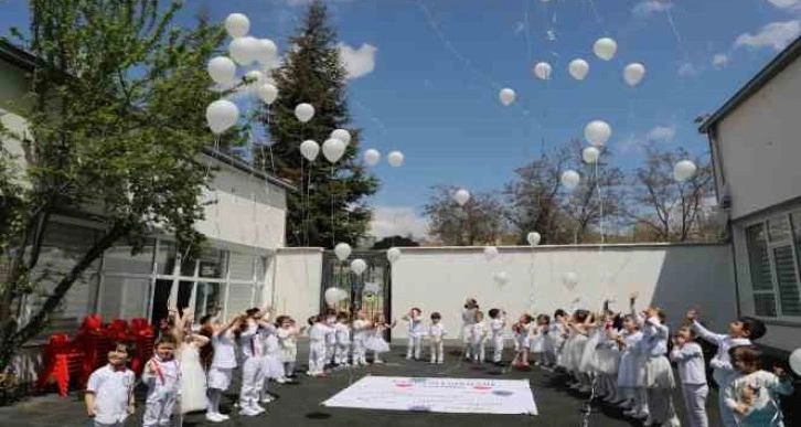 Minik öğrenciler depremde hayatını kaybedenler için gökyüzüne balon bıraktı