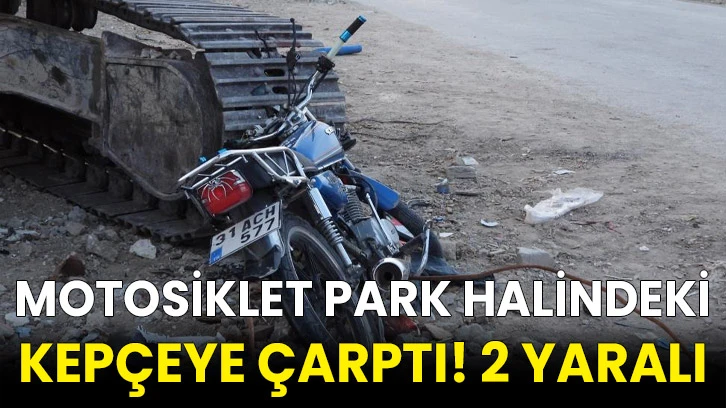 Motosiklet park halindeki kepçeye çarptı! 2 yaralı