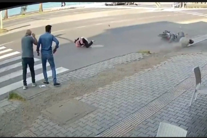 Motosikletin kadına çarptığı kaza kamerada: 2 yaralı