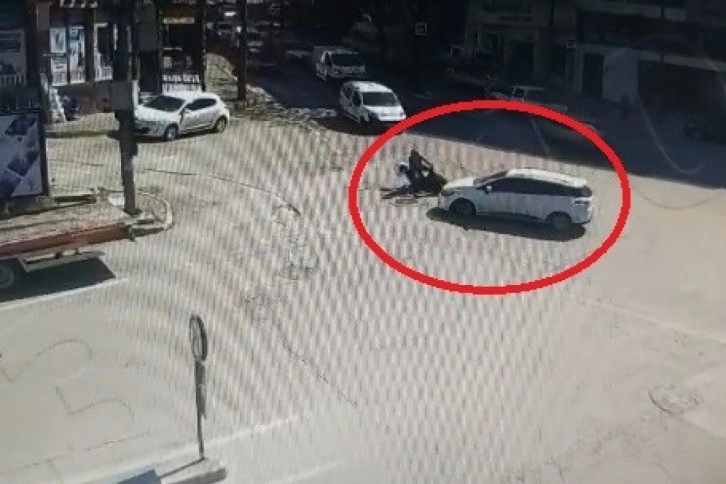 Motosikletiyle otomobile böyle çarptı: Son anda kurtuldu