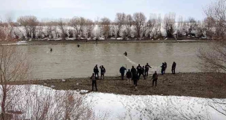 Muş’ta Karasu Nehri’nde kaybolan Yağmur için suya 50 metrelik ağ çekildi