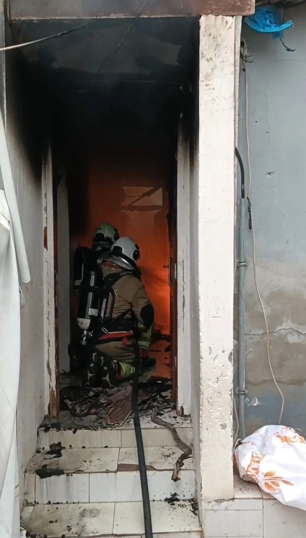 Müstakil ev alevlere teslim oldu