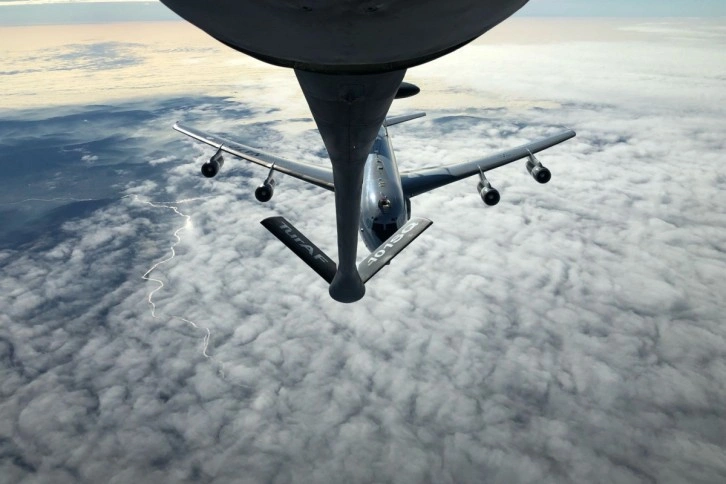 NATO’ya ait E-3A AWACS uçağına yakıt ikmali