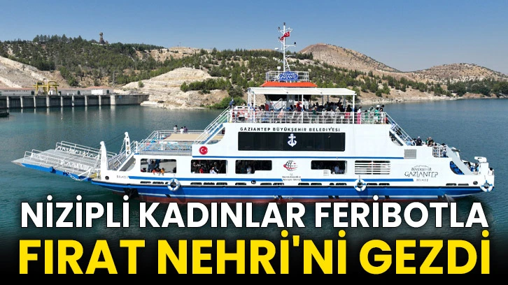 Nizipli kadınlar feribotla Fırat Nehri'ni gezdi