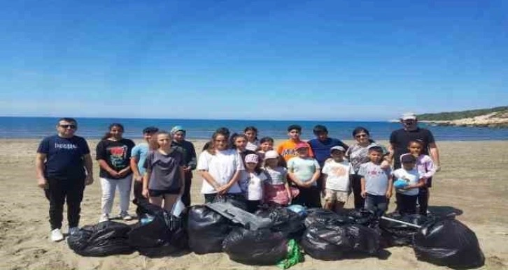 Öğrenciler Karadere Plajı’nda çevre temizliği yaptı
