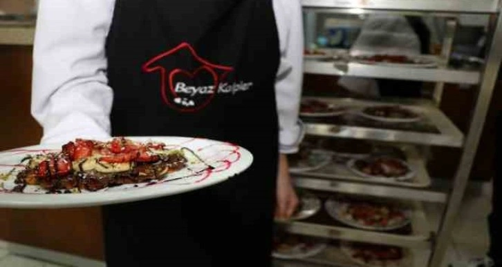 Öğrenciler kendi elleriyle pişirip sattı, gelir depremzedelere bağışladı