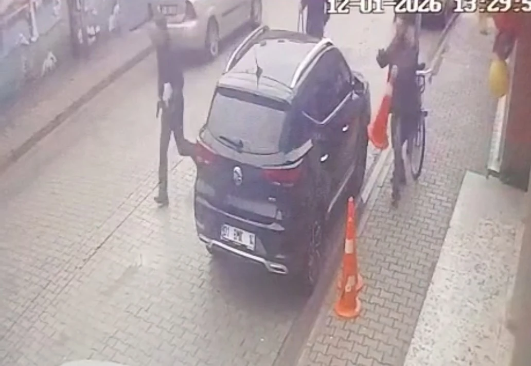 Okul &Ouml;n&uuml;nde &Ouml;ğretmene Saldırı: Dehşet Anları Kayıtta