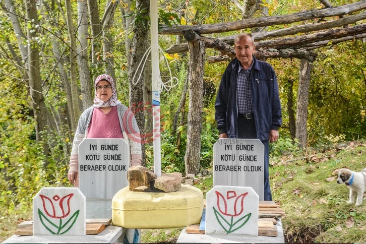 Ölmeden kendisinin ve eşinin mezarını yaptırdı, her gün içinde yatıyor