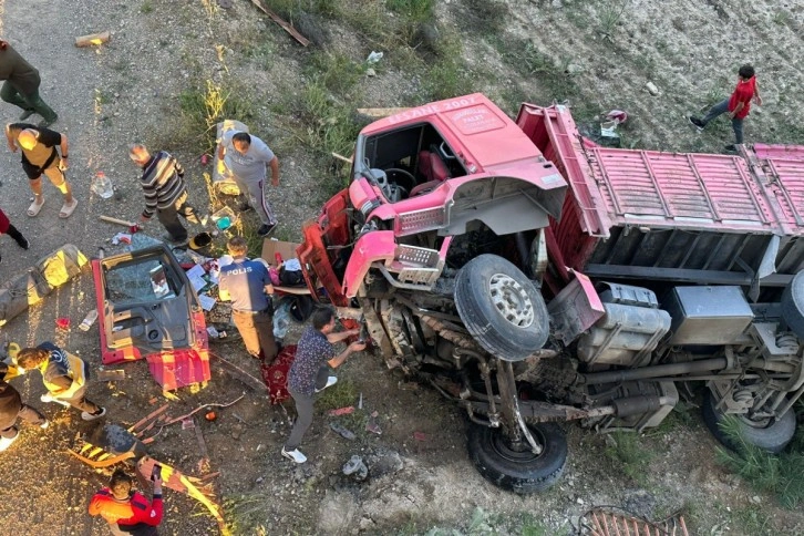 Önünde kaza yapan otomobile çarpmamak için köprüden uçtu