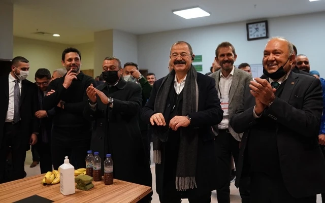 Onursal başkan Konukoğlu'ndan jest