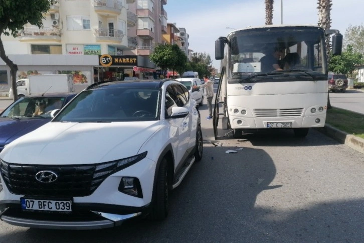 Otomatik kapısı açık seyreden servis otobüsü otomobile çarptı