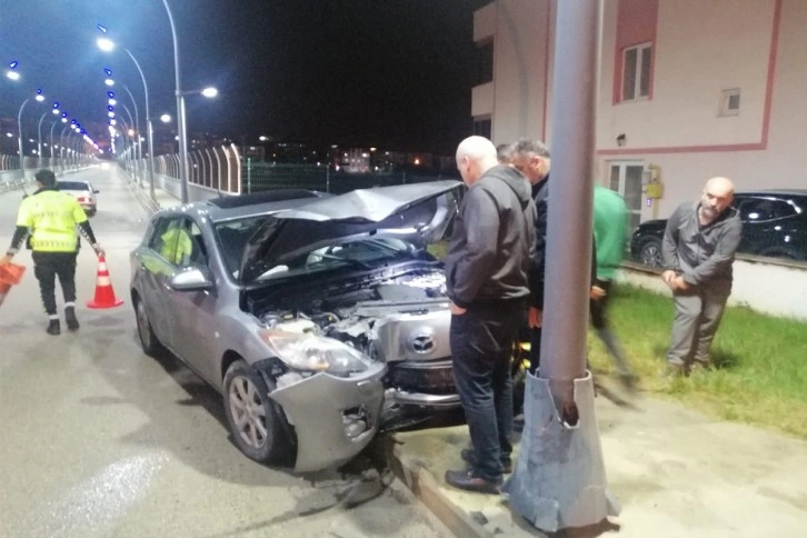 Otomobil aydınlatma direğine çarptı: 1 yaralı