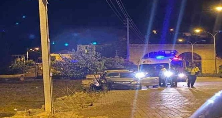 Otomobil istinat duvarına &ccedil;arptı:2 yaralı