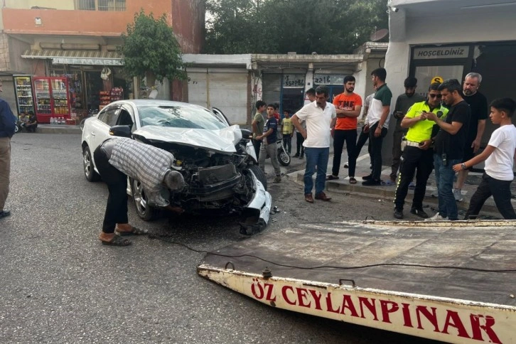 Otomobil önce motosiklete çarptı sonra iş yerine daldı