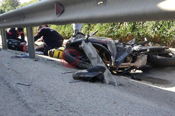 Otomobile &ccedil;arparak bariyerlere savrulan motosiklet s&uuml;r&uuml;c&uuml;s&uuml; kamerada