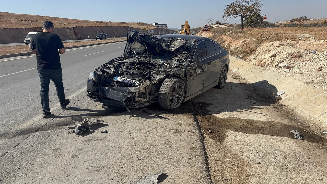 Otomobille çarpışan kamyonet ters döndü: 1 ölü, 1 yaralı