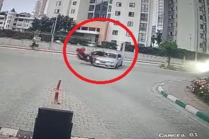 Otomobille çarpışan motosiklet sürücüsü böyle ölümden döndü