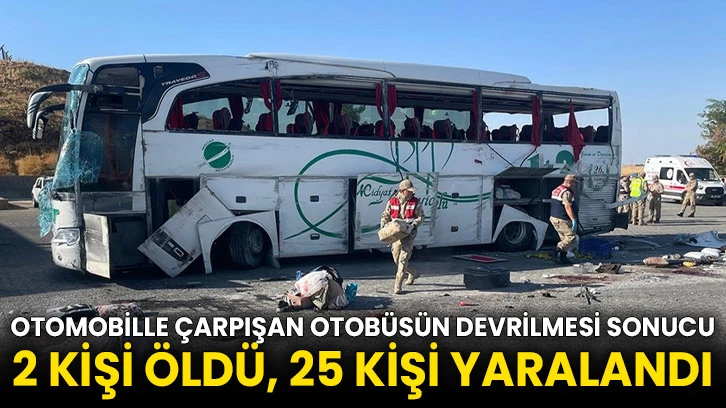 Otomobille çarpışan otobüsün devrilmesi sonucu 2 kişi öldü, 25 kişi yaralandı