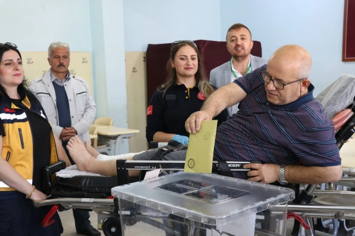 Oy kullanmaya ambulans ile gitti