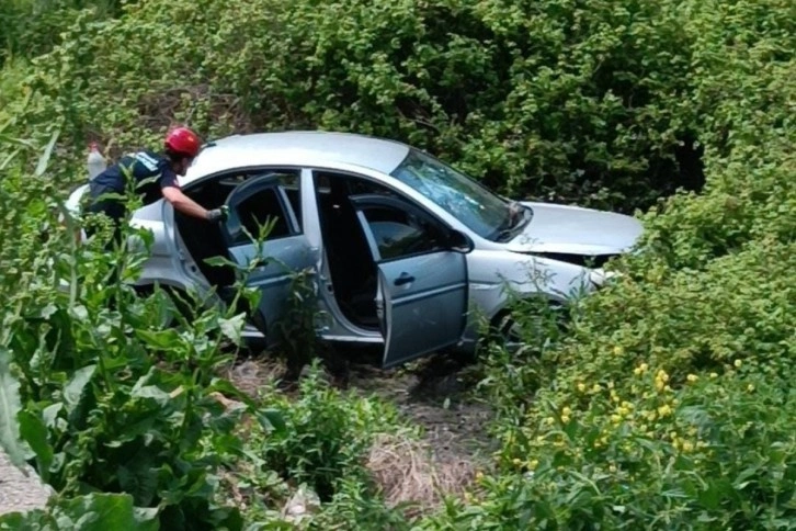Oy kullanmaya giden ailenin aracı tarlaya uçtu: 5 yaralı