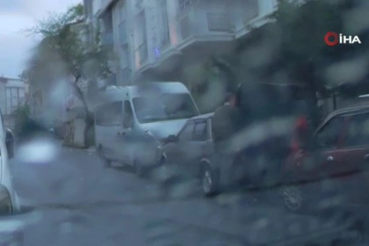 Park halindeki araca bagajdan girip ses tesisatını çalan şahıs kamerada