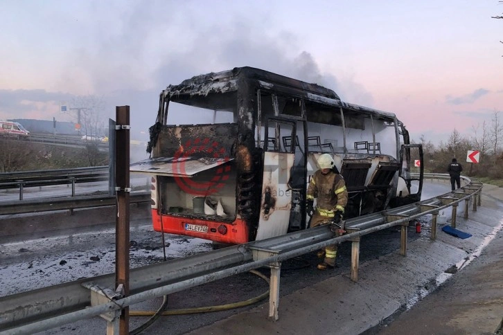 Pendik'te alev alev yanan servis otobüsü küle döndü