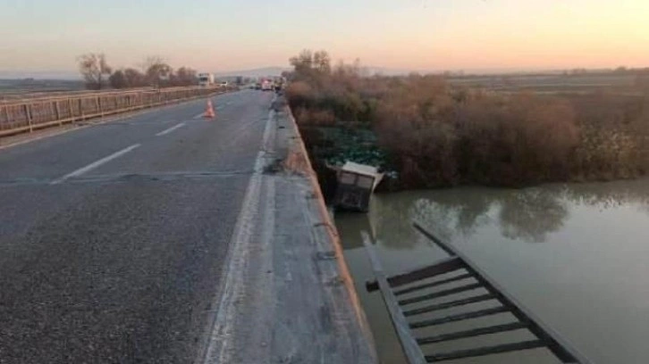 Portakal yüklü kamyon, köprüden çaya uçtu: 1 ölü