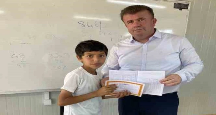 Prefabrik okulda karne sevinci