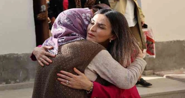 Protokol eşlerinden şehit ailesine ziyaret