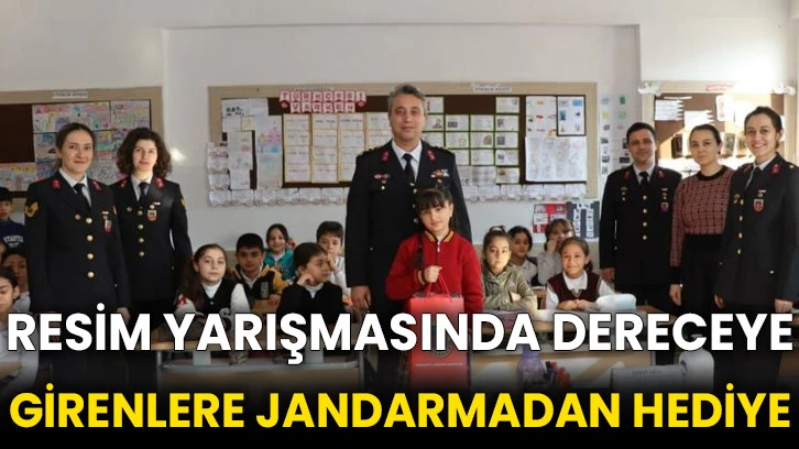 Resim yarışmasında dereceye girenlere jandarmadan hediye