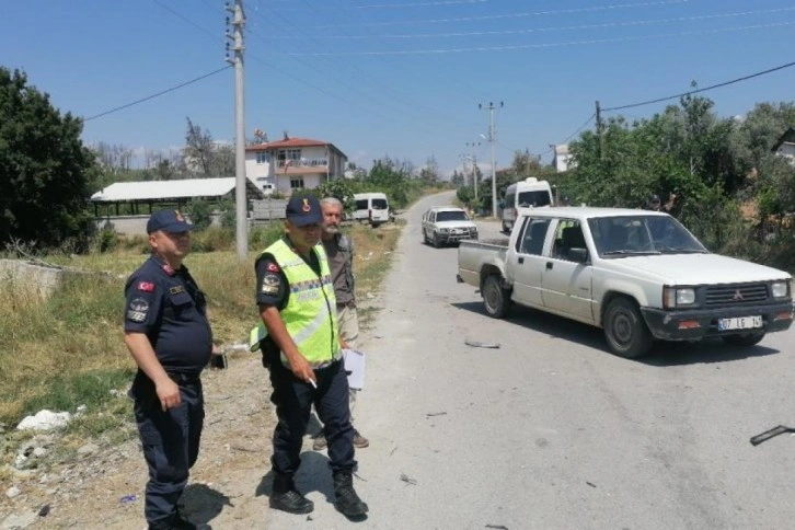 Rus turistlerin içerisinde bulunduğu otomobil kamyonetle çarpıştı: 2 yaralı