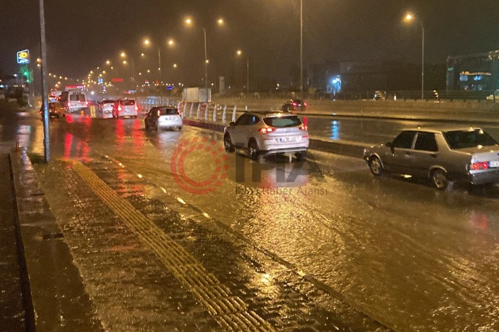 Sağanak nedeniyle kapatılan Kahramanmaraş-Kayseri çevre yolu kontrollü trafiğe açıldı