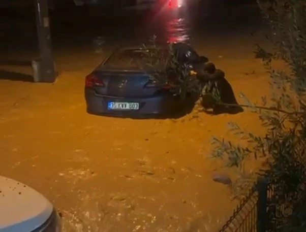 Sağanak ve Fırtına Hayatı Fel&ccedil; Etti