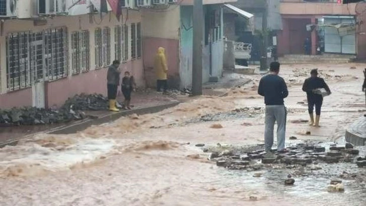 Sağanak yağış Şanlıurfa'yı vurdu: Ev ve iş yerlerini su bastı