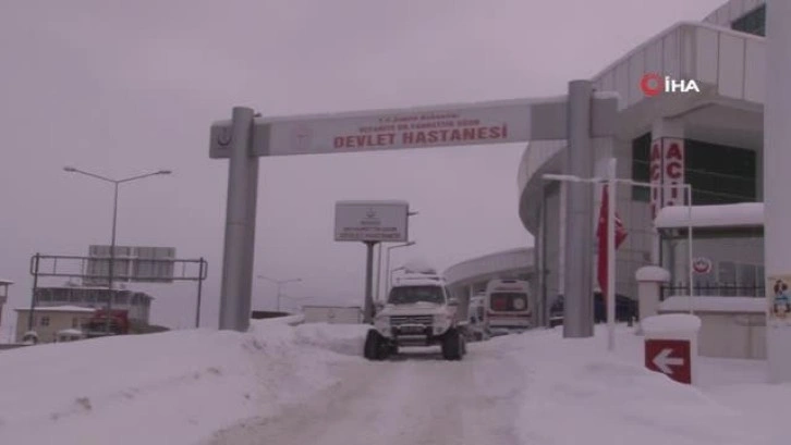 Sağlık ekipleri 2 metreyi bulan karlı yolları aşıp köylere ulaşıyor