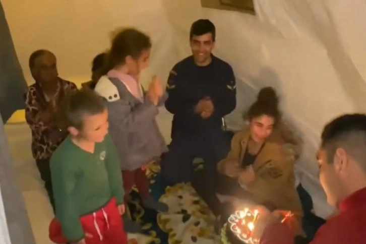 Sahil Güvenlik ekiplerinden depremzede çocuklara doğum günü sürprizi