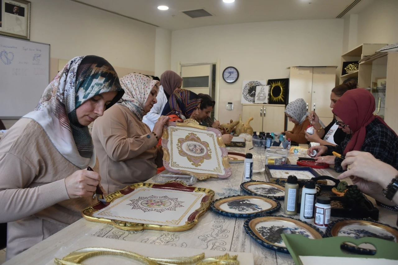 Şahinbeyli kadınlar &uuml;retiyor