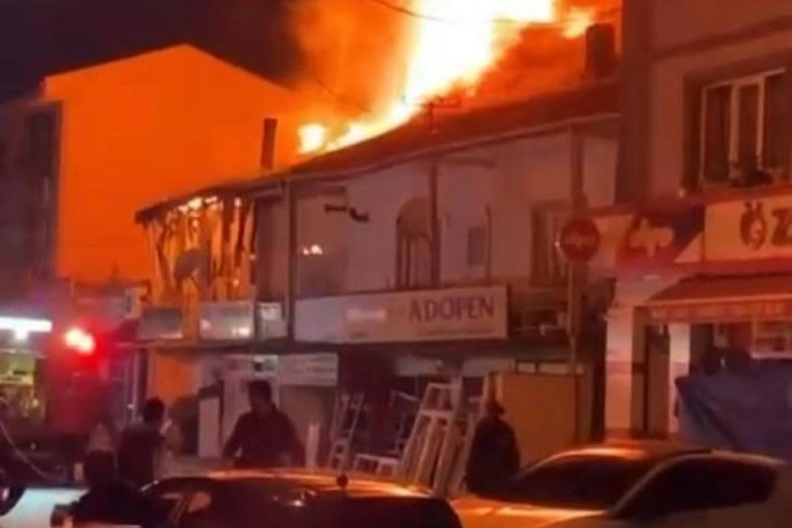 Sakarya’da 2 katlı ahşap evde yangın: Alevler geceyi aydınlattı