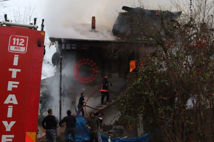Sakarya’da 2 katlı ev alev alev yandı