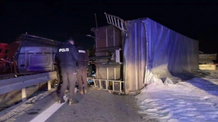 Sakarya'da devrilen TIR'ın sürücüsü hayatını kaybetti