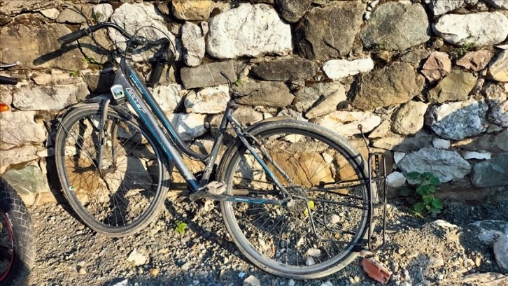 Sakarya'da otomobilin çarptığı bisikletli 2 çocuk ağır yaralandı