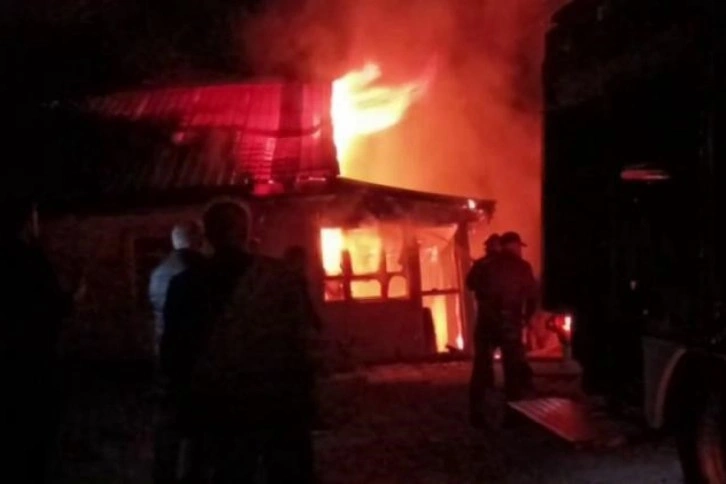 Sakarya’da tek katlı ev alev alev yandı