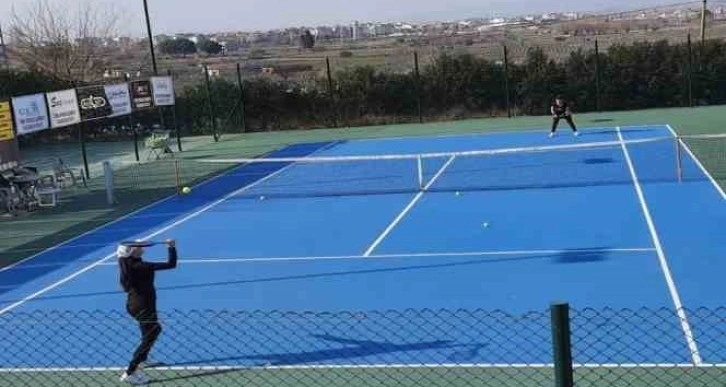 Salihli’de depremzedeler yararına tenis turnuvası düzenlendi