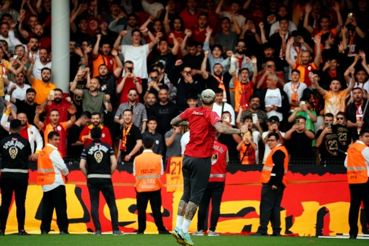 Şampiyon Galatasaray, taraftarı önünde derbi hazırlıklarına başladı