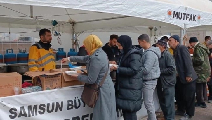 Samsun Büyükşehir Belediyesi Kahramanmaraş'ta 365 bin kişiye yemek dağıttı