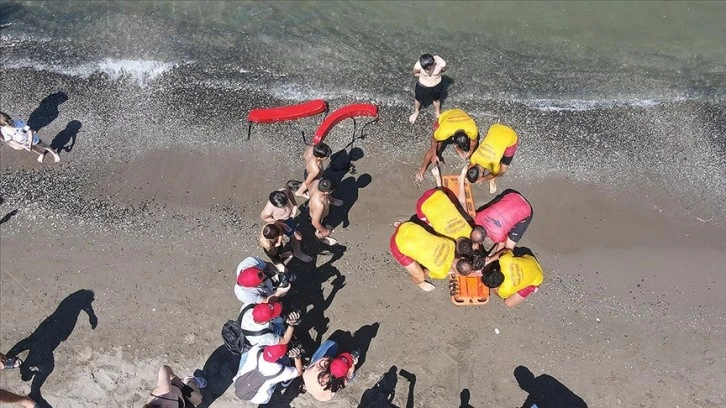 Samsun'da boğulma vakalarının önüne geçmek için cankurtaranlar tatbikat yaptı