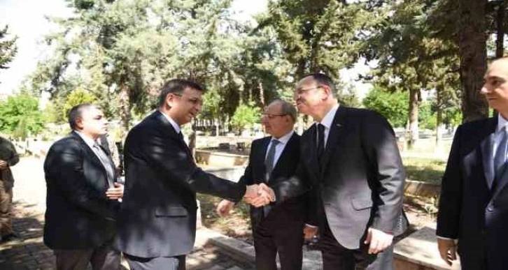 Sanayici N. Topçuoğlu mezarı başında dualarla anıldı